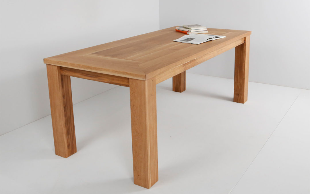 Tische mit Holzbeinen